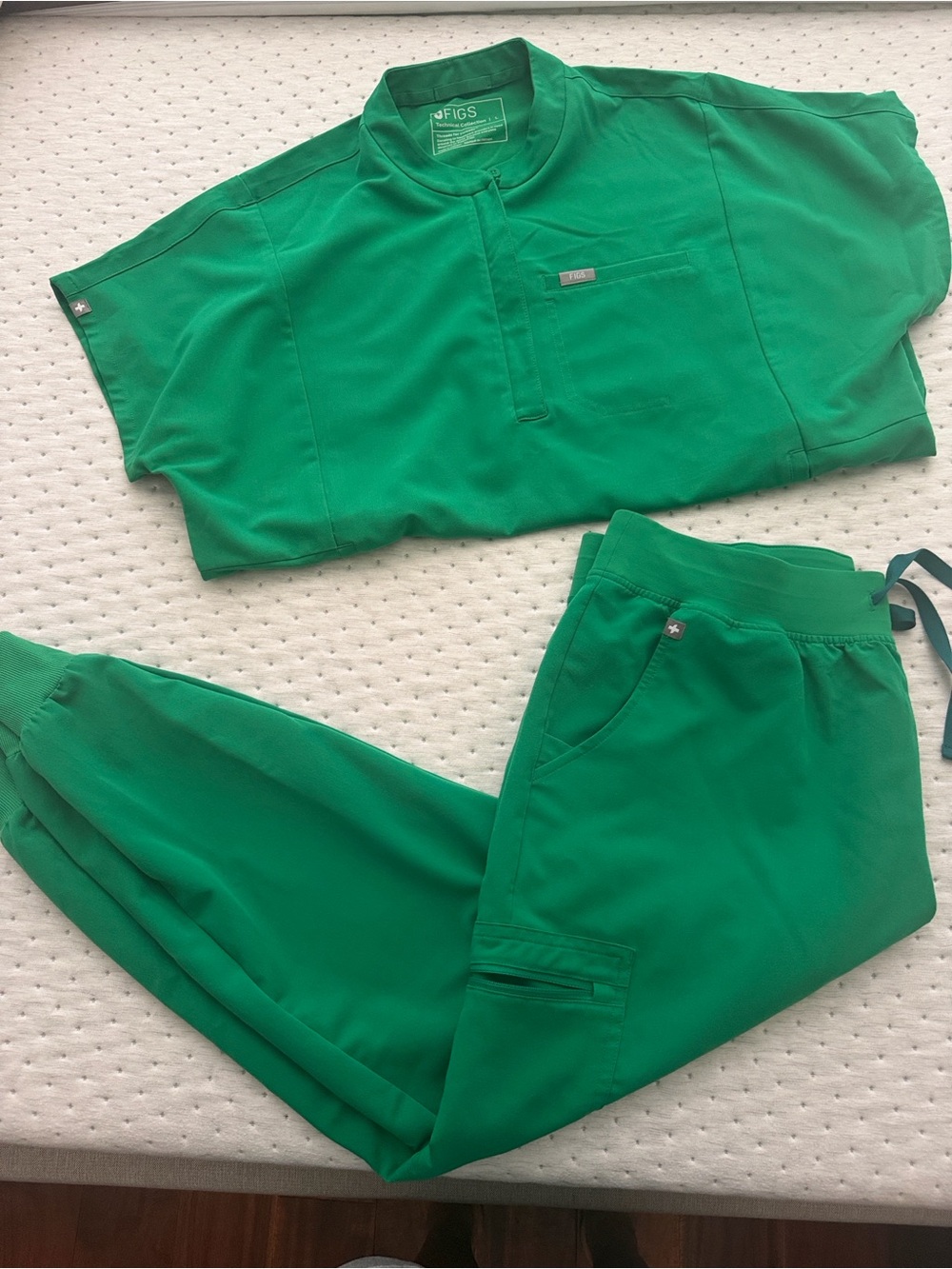 Figs Women's Emerald Green Scrub Top & Jogger Pants